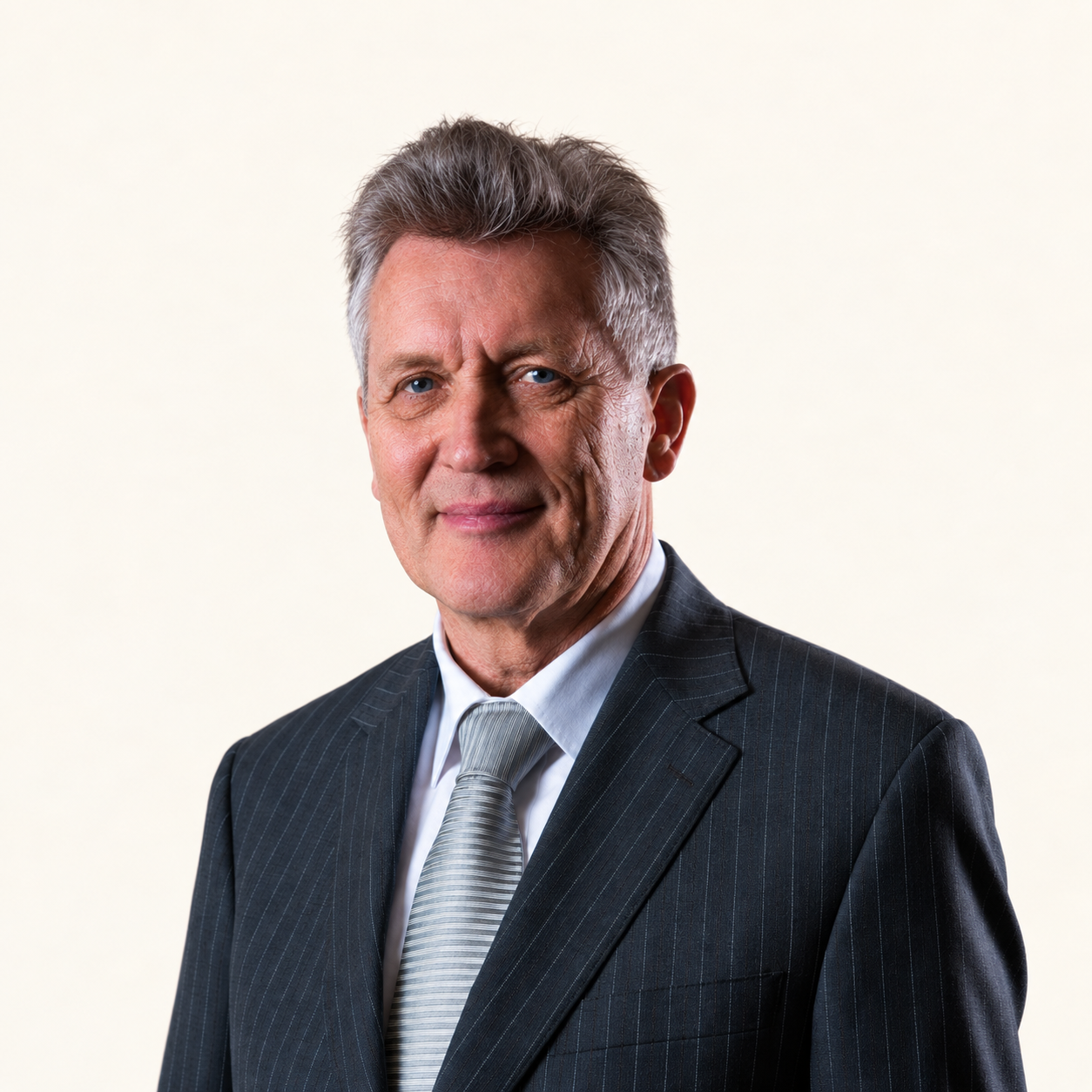 Kleurenportret van Dirk Scheringa in een donker pak